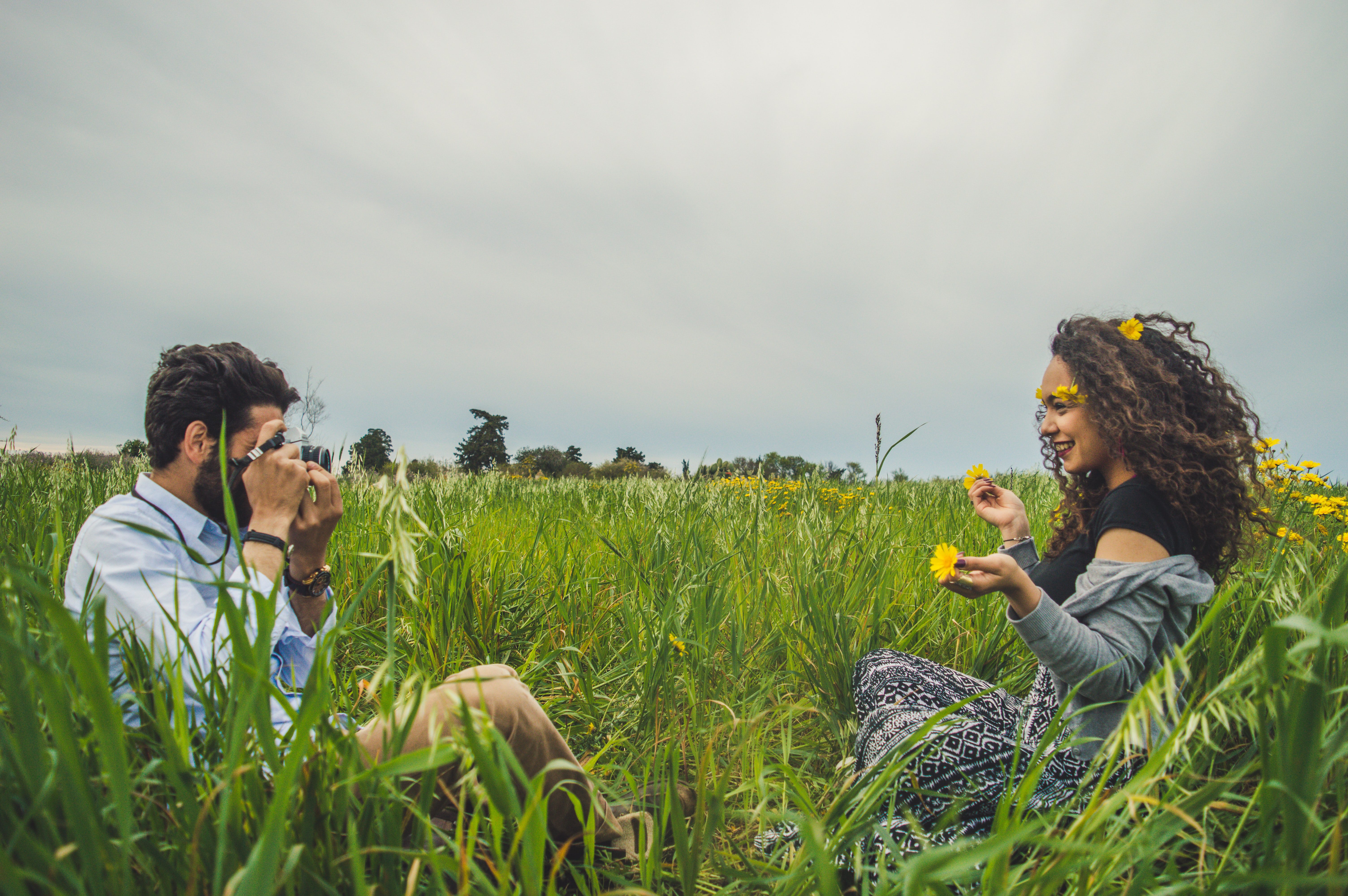 man taking a woman pic in the field